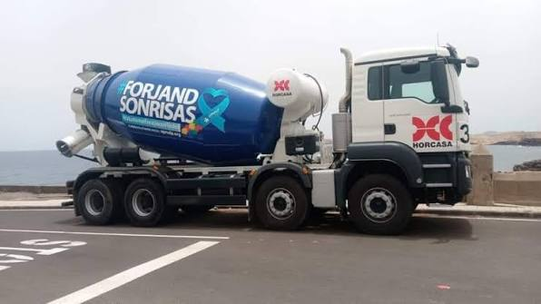 Hormigonera azul de Horcasa con el mensaje Forjando sonrisas