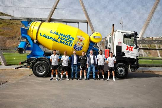 Camión de Horcasa con los colores de la UD Las Palmas junto a un grupo de personas